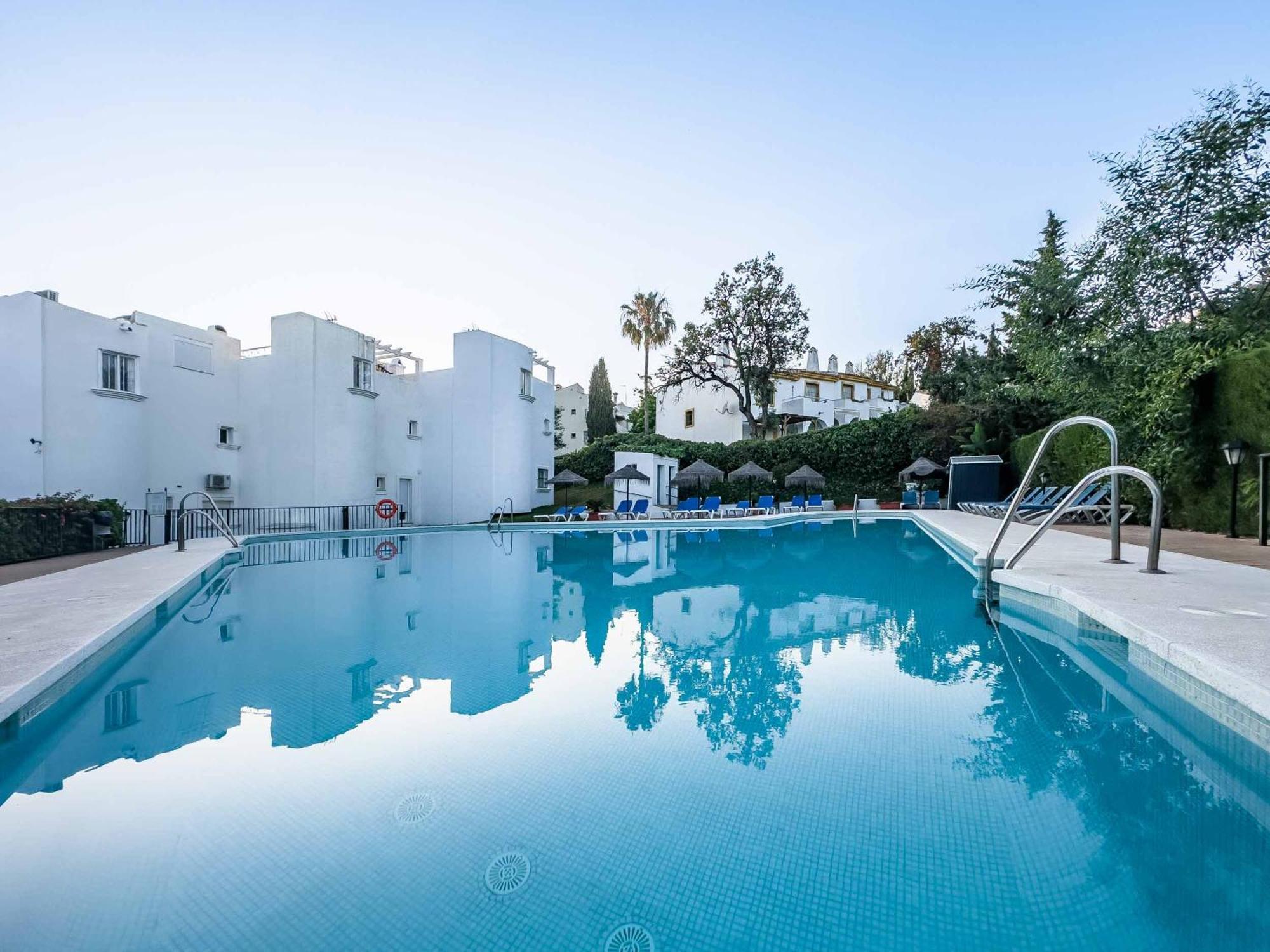 75-apartment With Views In Elviria,
